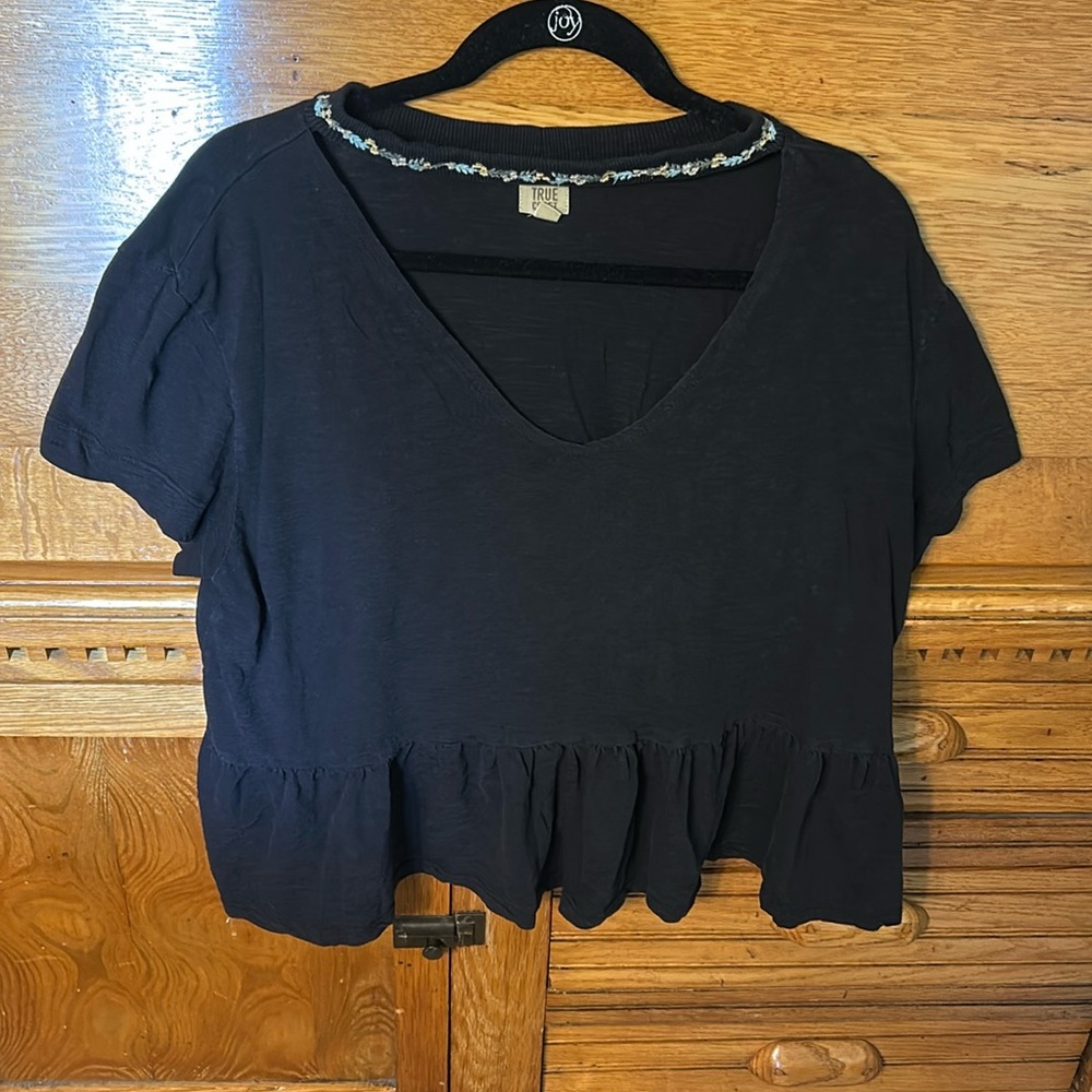True Craft Peplum Ruffle Short Sleeve Navy with Floral Neck Ring Top